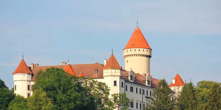 V okruhu do 25 km jsou hrady a zámky Konopiště, Jemniště a Český Šternberk.