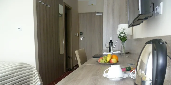 K dispozici vám bude TV, Wi-Fi i set na přípravu kávy a čaje. 