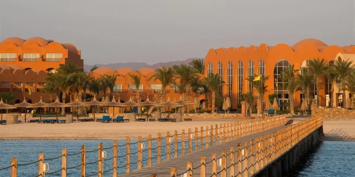 Dlouhá písčitá pláž se nachází přímo u hotelu, vstup do moře je z mola (doporučuje se obuv do vody).