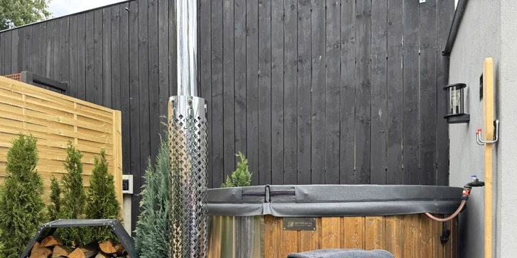 Aj v domčeku The Garage si budete užívať relax v horúcom sude.