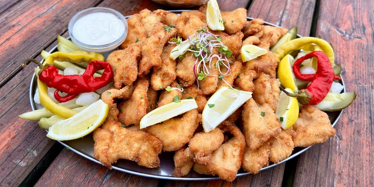 1 kg kuřecích či vepřových řízečků vč. chleba, kyselé okurky i beraních rohů