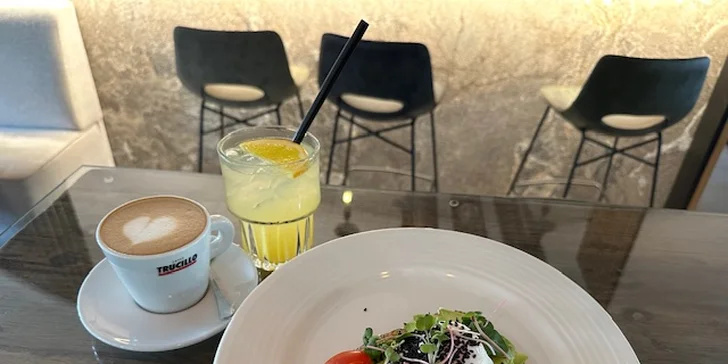 K dobrému jídlu se hodí espresso nebo cappuccino a ovocná limonáda.