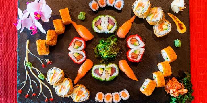 Pestrý set 34 ks sushi s tuňákem i lososem, k tomu kimchi i mořské řasy a wasabi