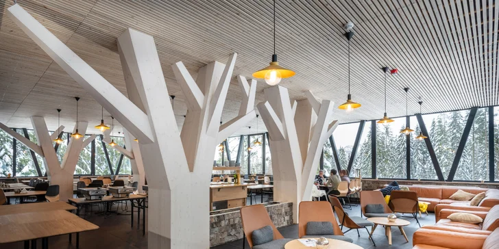 Hotelová restaurace nabízí krásný panoramatický výhled do okolí. 