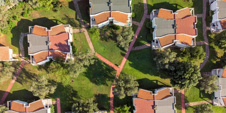 Resort je tvořen několika bungalovy a jednopodlažními budovami. 