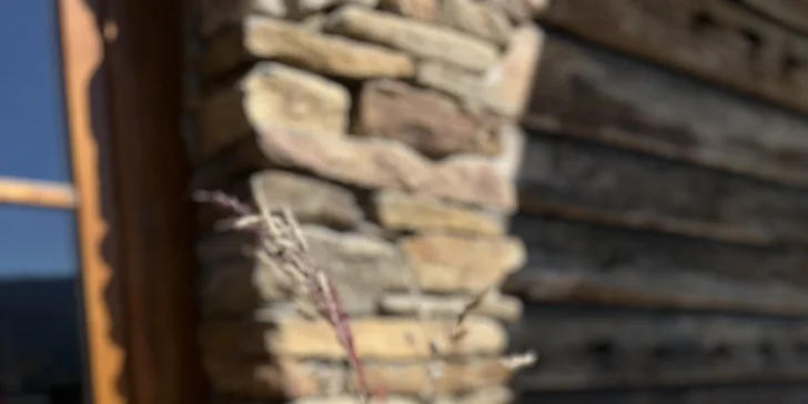 Pohádkové ubytování v šumavské roubence: výhled na Královský Hvozd, možnost snídaní