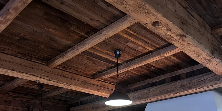 Pohádkové ubytování v šumavské roubence: výhled na Královský Hvozd, možnost snídaní