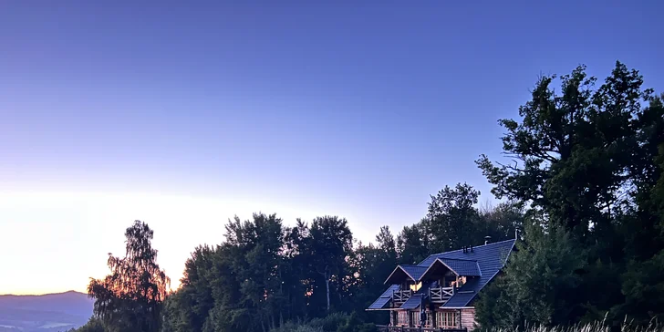 Pohádkové ubytování v šumavské roubence: výhled na Královský Hvozd, možnost snídaní