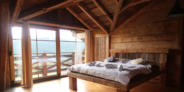 Pohádkové ubytování v šumavské roubence: výhled na Královský Hvozd, možnost snídaní