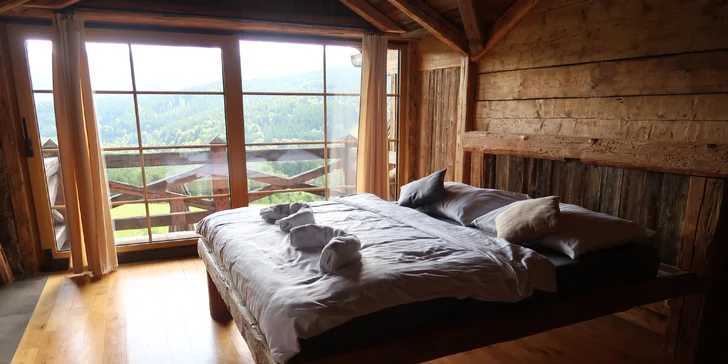 Pohádkové ubytování v šumavské roubence: výhled na Královský Hvozd, možnost snídaní