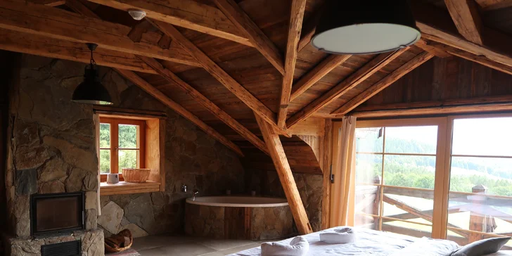 Pohádkové ubytování v šumavské roubence: výhled na Královský Hvozd, možnost snídaní