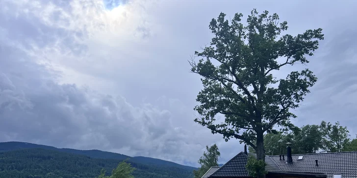 Pohádkové ubytování v šumavské roubence: výhled na Královský Hvozd, možnost snídaní