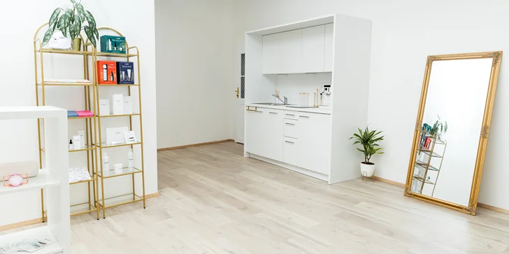 Relaxační masáž a parafínový zábal rukou v salonu na Václavském náměstí