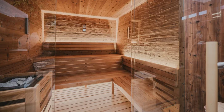 Privátní wellness pro 2-4 osoby: sauna, vířivka, dubová vana i krb na 2-3 hodiny nebo celou noc