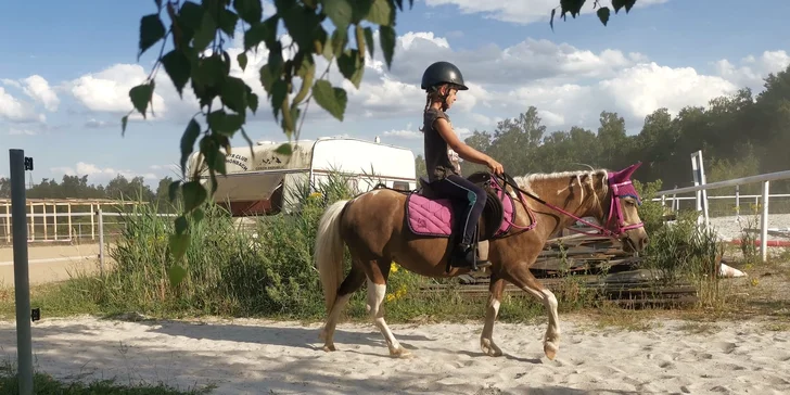 Zážitek pro malé i velké: vyjížďka na koni i na poníkovi v přírodě na ranči