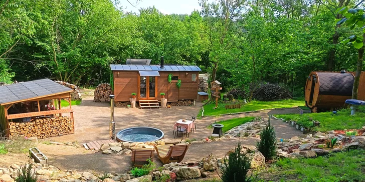 Kouzelná maringotka u CHKO Blaník inspirovaná Alenkou v říši divů: čajovna i privátní wellness
