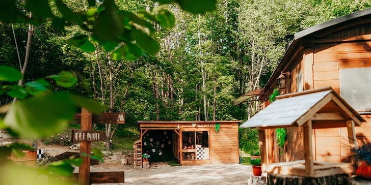 Kouzelná maringotka u CHKO Blaník inspirovaná Alenkou v říši divů: čajovna i privátní wellness