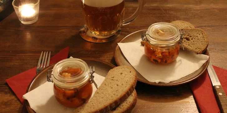 Chuťovky k pivu nebo tác plný grilovaného masa a pivo pro 2 osoby