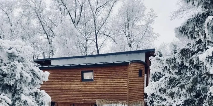 Relax ve stylové maringotce u Dvora Králové pro dva: kuchyňka i terasa s ohništěm