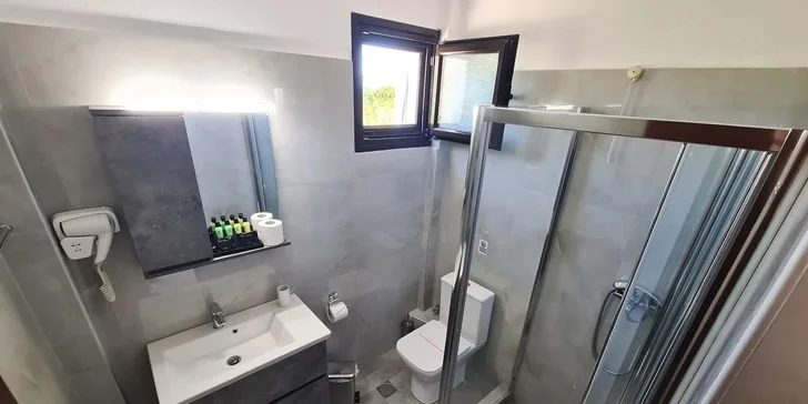 Odpočinek na řeckém ostrově Skyros: letenky, 3* hotel Melikari 300 m od pláže, snídaně, bazén