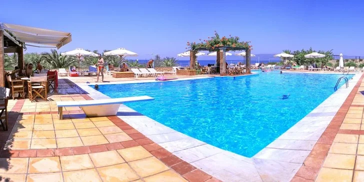 Ostrov Lesbos letecky: hotel Panselinos*** u pláže, polopenze i bazén