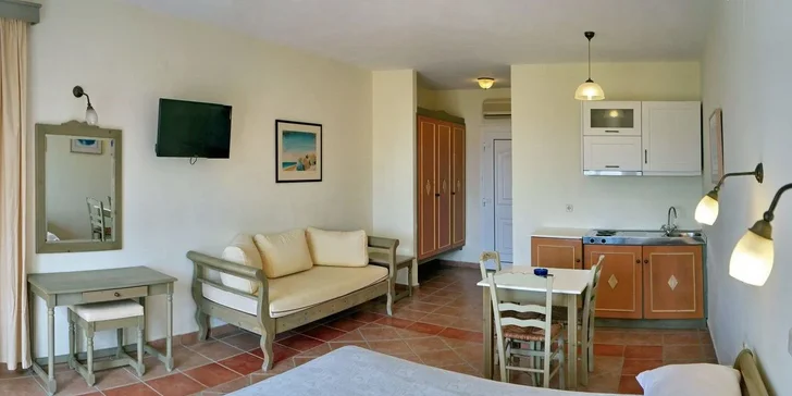 Ostrov Lesbos letecky: hotel Panselinos*** u pláže, polopenze i bazén