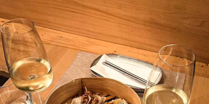 Degustační asijské menu v Litomyšli pro 2 osoby: polévka phở, krevety, knedlíčky gyoza a další
