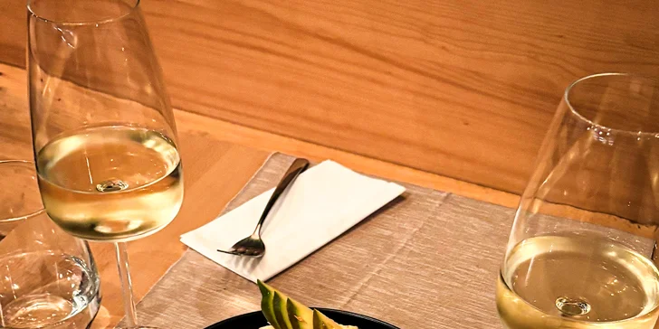 Degustační asijské menu v Litomyšli pro 2 osoby: polévka phở, krevety, knedlíčky gyoza a další