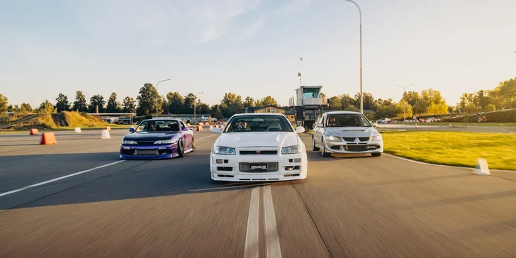 Jízda v Nissan Skyline R34, Nissan Silvia nebo Mitsubishi Lancer Evolution VIII: řízení i spolujízda, varianta s jízdou driftem