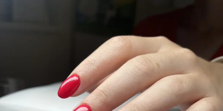 Krásné nehty: základní manikúra, japonská manikúra P-shine, modeláž i gel lak
