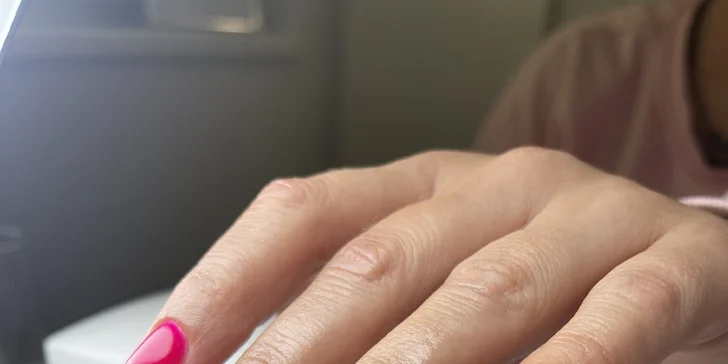 Krásné nehty: základní manikúra, japonská manikúra P-shine, modeláž i gel lak