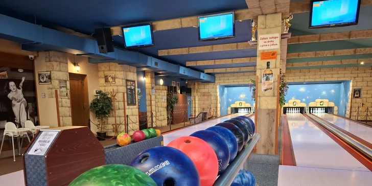 Bowling s pizzou, řízky či kuřecími křídly nebo žebry až pro 8 osob