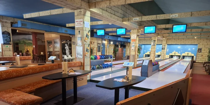 Bowling s pizzou, řízky či kuřecími křídly nebo žebry až pro 8 osob