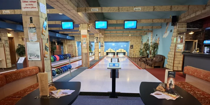 Bowling s pizzou, řízky či kuřecími křídly nebo žebry až pro 8 osob