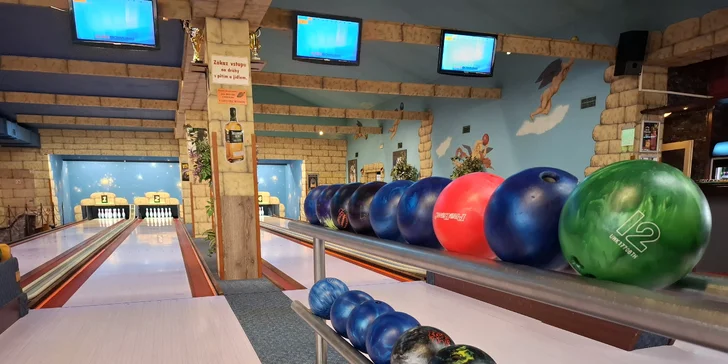 Bowling s pizzou, řízky či kuřecími křídly nebo žebry až pro 8 osob