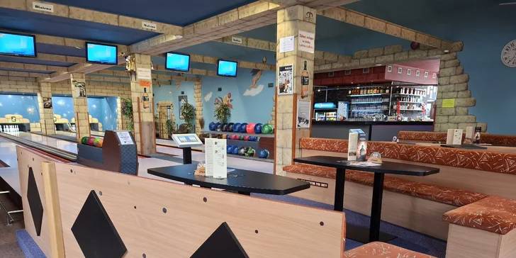 Bowling s pizzou, řízky či kuřecími křídly nebo žebry až pro 8 osob