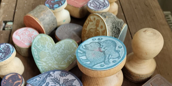 Dejte prostor své kreativitě: kurz řezbářství či linorytových razítek pro 1 i 2 osoby