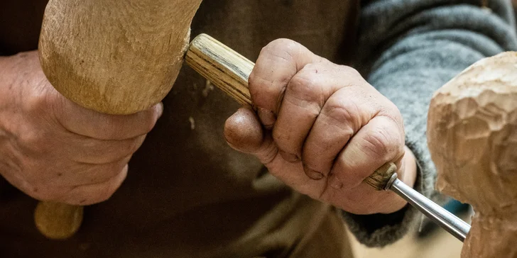 Dejte prostor své kreativitě: kurz řezbářství či linorytových razítek pro 1 i 2 osoby