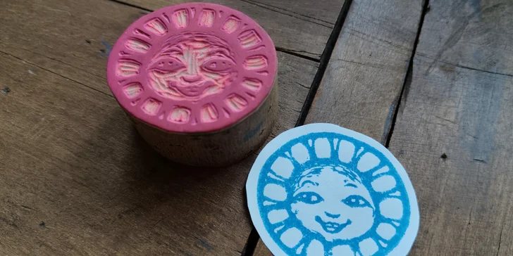 Dejte prostor své kreativitě: kurz řezbářství či linorytových razítek pro 1 i 2 osoby