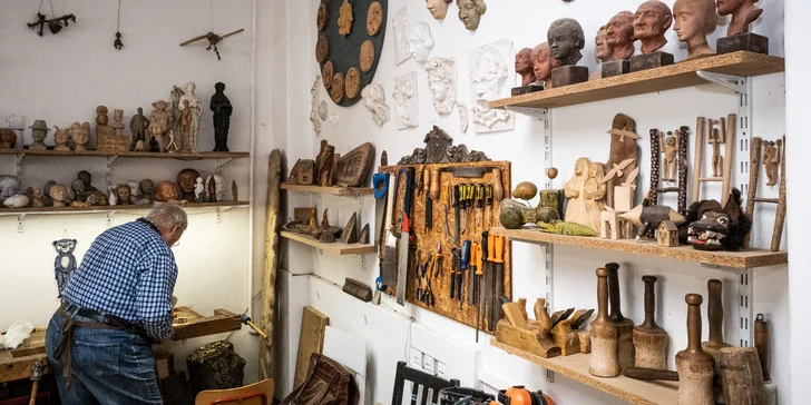 Dejte prostor své kreativitě: kurz řezbářství či linorytových razítek pro 1 i 2 osoby