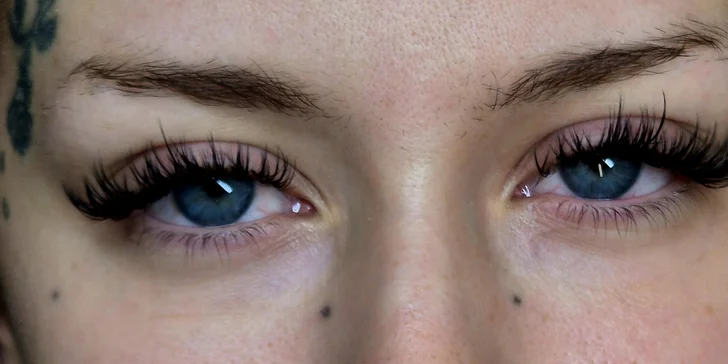 Podmanivý pohled: profesionální prodloužení a zhuštění řas i úprava obočí