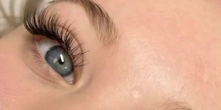 Podmanivý pohled: profesionální prodloužení a zhuštění řas i úprava obočí