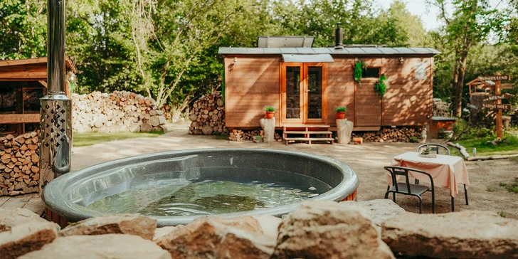 Kouzelná maringotka u CHKO Blaník inspirovaná Alenkou v říši divů: čajovna i privátní wellness