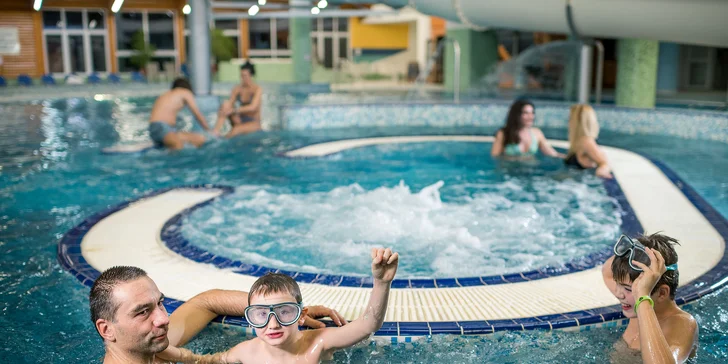 Celodenní vstup do aquaparku a saunového světa pro 2 osoby a parkování zdarma