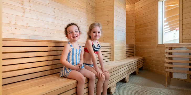 Celodenní vstup do aquaparku a saunového světa pro 2 osoby a parkování zdarma
