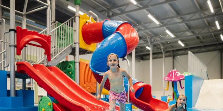 Celodenní vstup do aquaparku a saunového světa pro 2 osoby a parkování zdarma