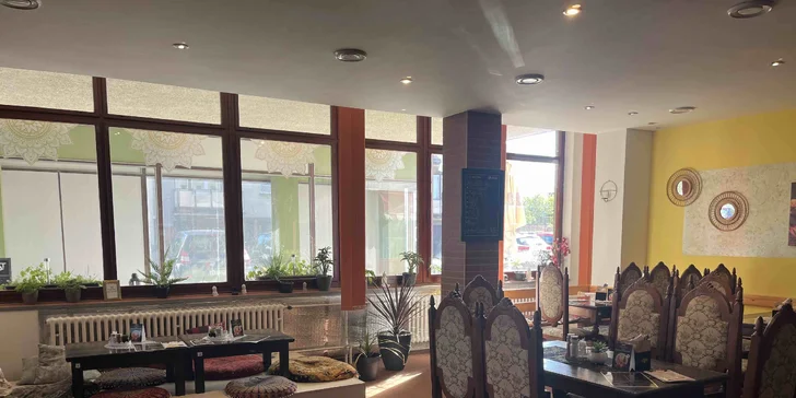 4chodové indické menu pro dva: variace předkrmů, polévka, kuřecí talíř Thali i dezert