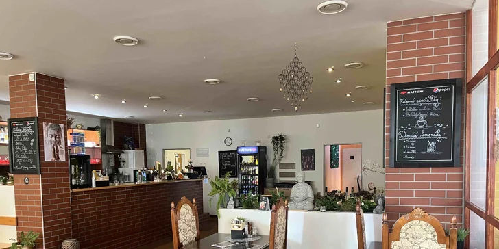 4chodové indické menu pro dva: variace předkrmů, polévka, kuřecí talíř Thali i dezert