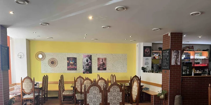 4chodové indické menu pro dva: variace předkrmů, polévka, kuřecí talíř Thali i dezert