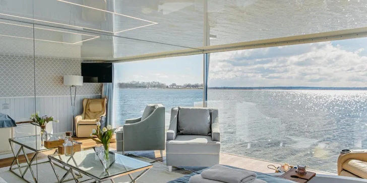 Luxusní houseboaty a bubliny na jezeře: privátní wellness, strava, vodní sporty a moře 300 m
